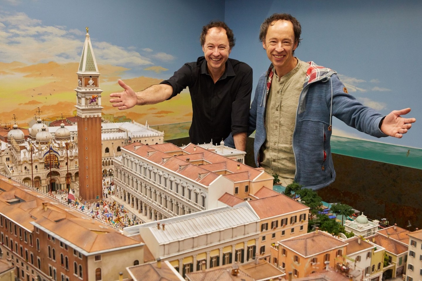 Die Unternehmer Frederik (l) und Gerrit Braun stehen während einer Pressekonferenz im Hamburger Miniatur Wunderland neben dem neuen Venedig-Abschnitt.