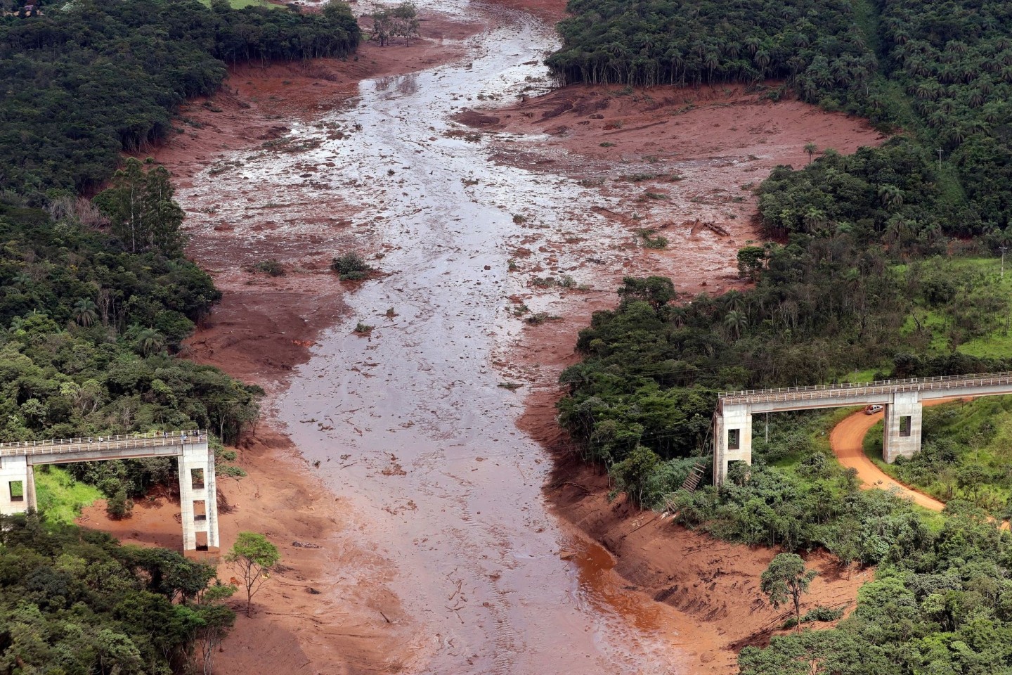 Die Luftaufnahme aus dem Januar 2019 zeigt eine zerstörte Brücke nach dem Dammbruch an der Eisenerzmine Corrego do Feijao. Die Schlammlawine begrub Menschen, Häuser und Tiere unter sich.