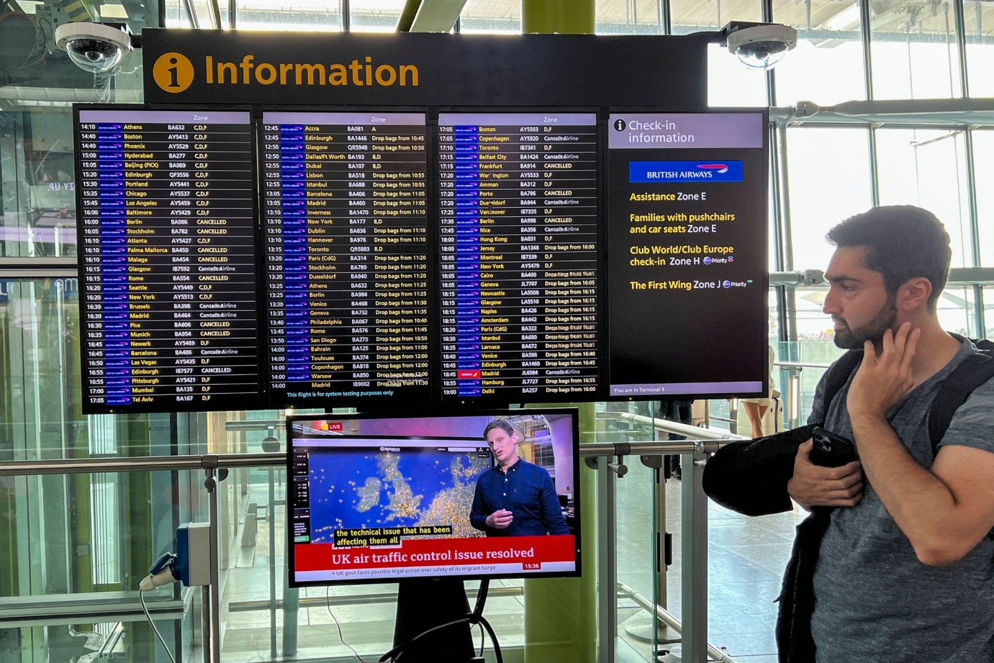 Abflugtafel am Flughafen Heathrow. Reisende müssen bei Flügen nach und aus Großbritannien mit Verspätungen rechnen.