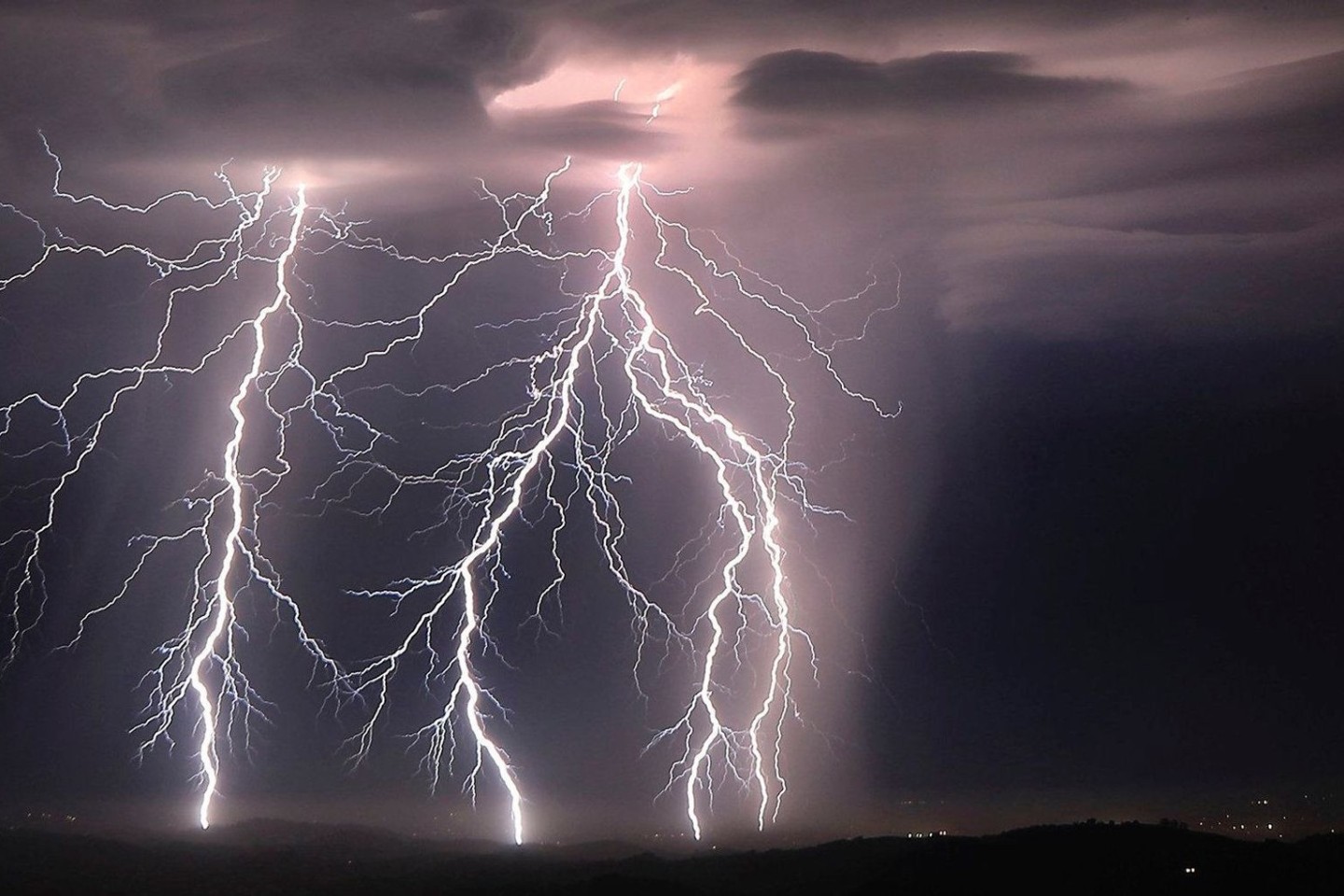Blitze entladen sich über der Santa Rosa Plain in der Nähe von Healdsburg im US-Bundesstast Kalifornien (Archivbild).