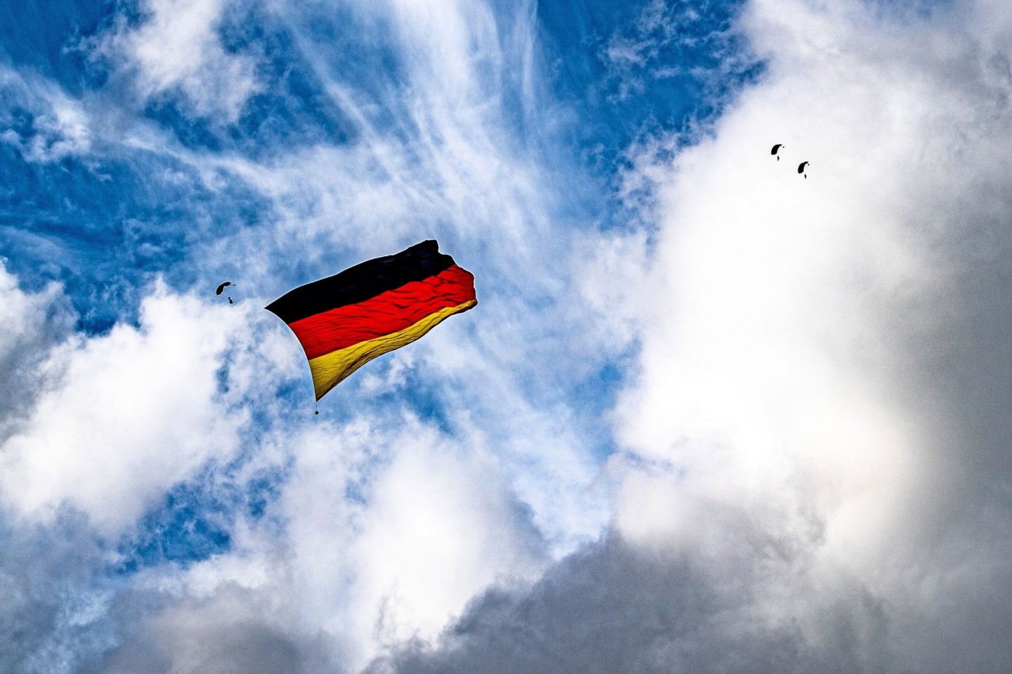 Über dem Flughafen Paderborn-Lippstadt hissen sieben Fallschirmspringer eine Flagge, die so groß ist wie niemals zuvor bei einem Sprung.
