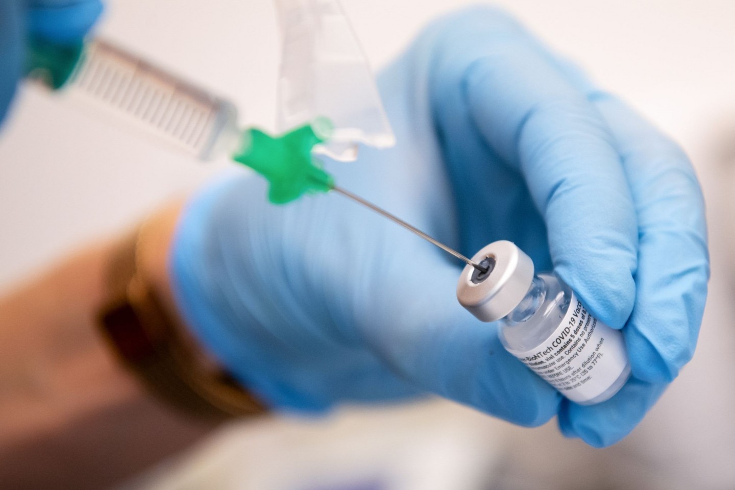 Eine Impfung mit dem Impfstoff von Biontech/Pfizer wird vorbereitet.