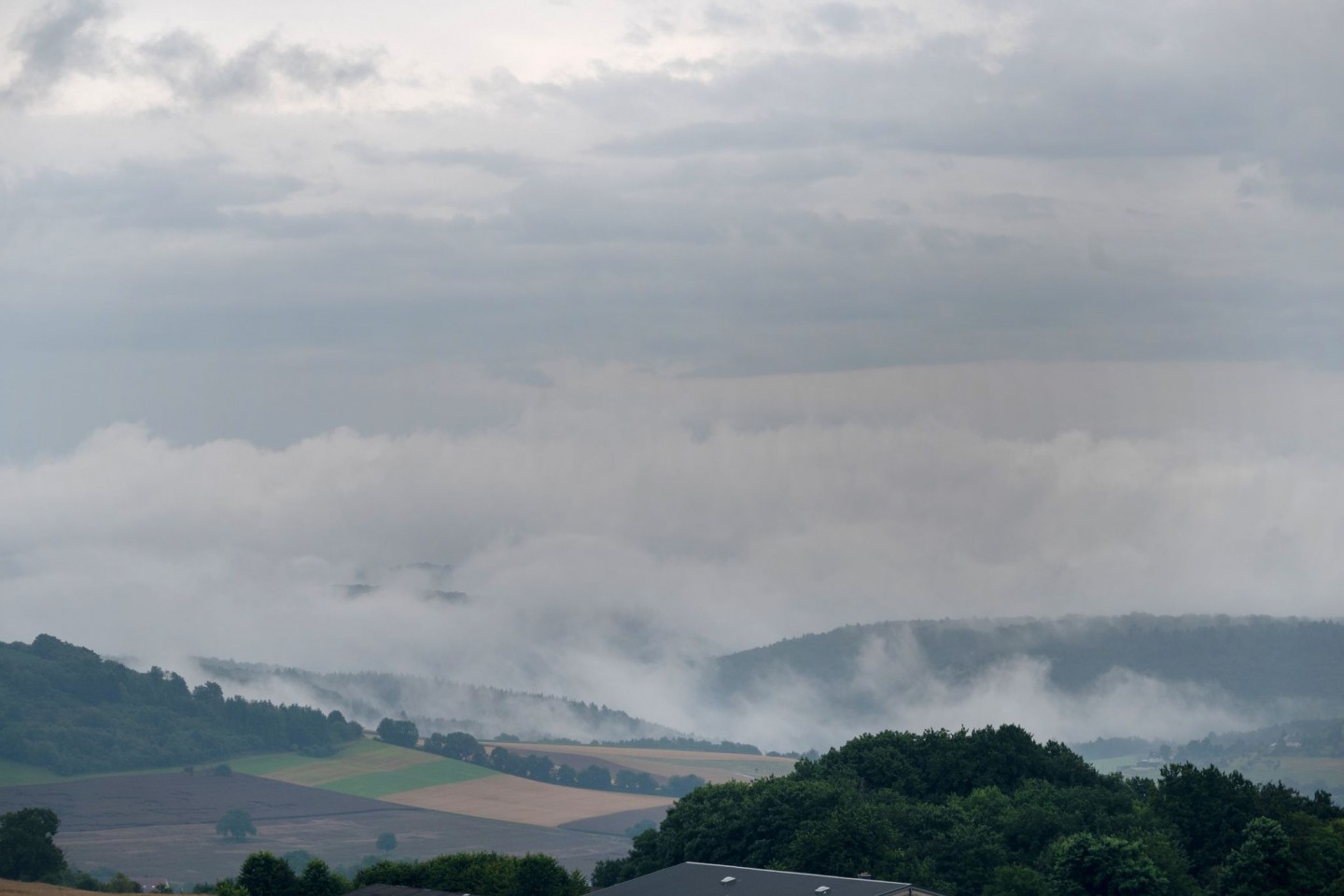 Regenwolken ziehen über die Südeifel im Kreis Trier-Saarburg.