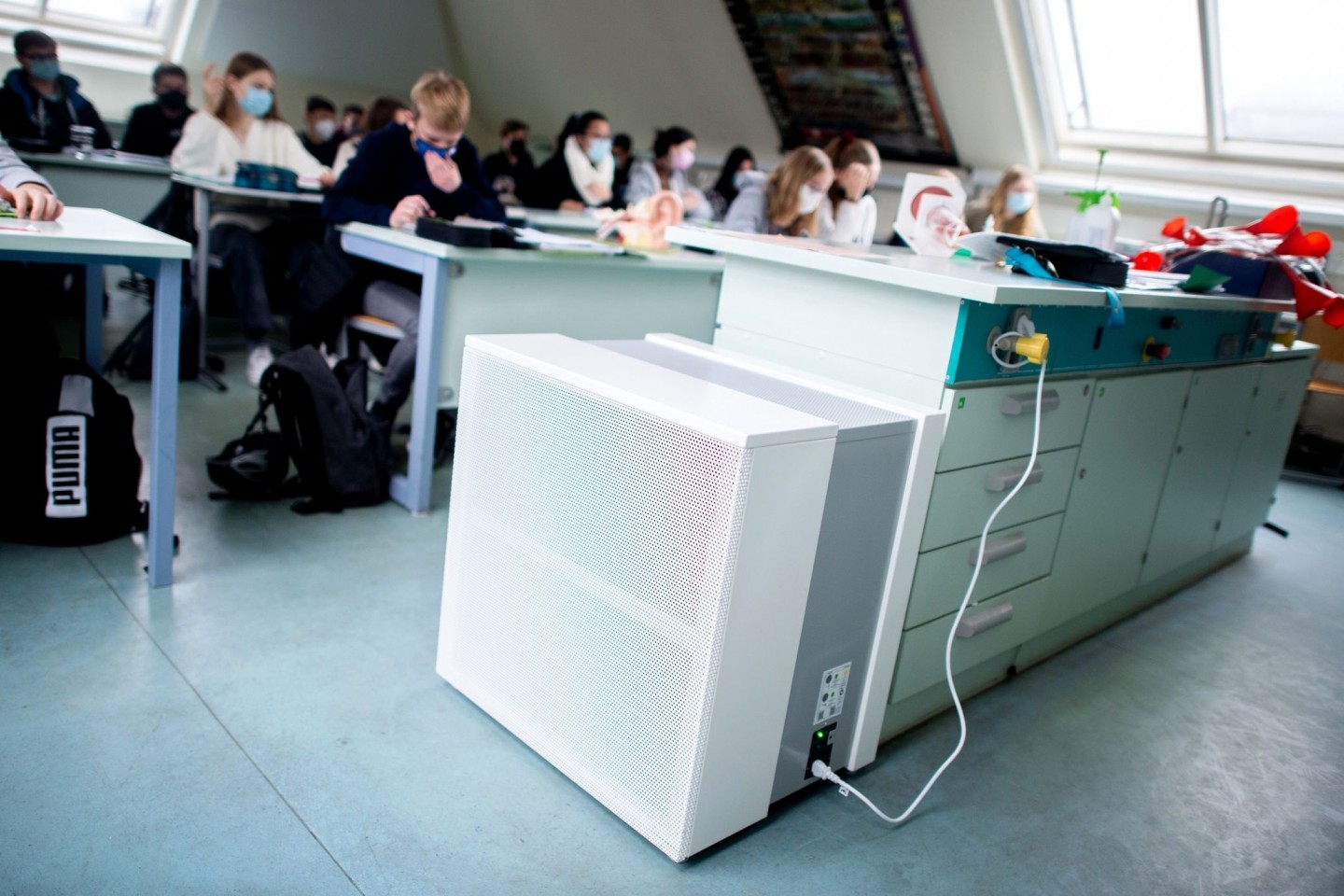 Ein Luftfiltergerät steht in einem Fachraum des Alten Gymnasiums in Oldenburg.