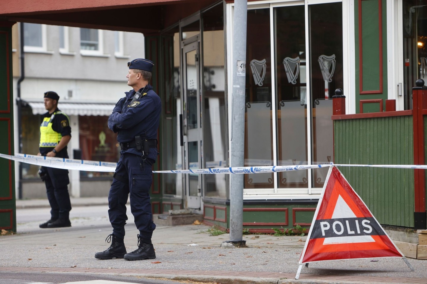 Polizisten stehen vor der Kneipe in Sandviken, in der zwei Menschen starben und zwei weitere verletzt wurden.