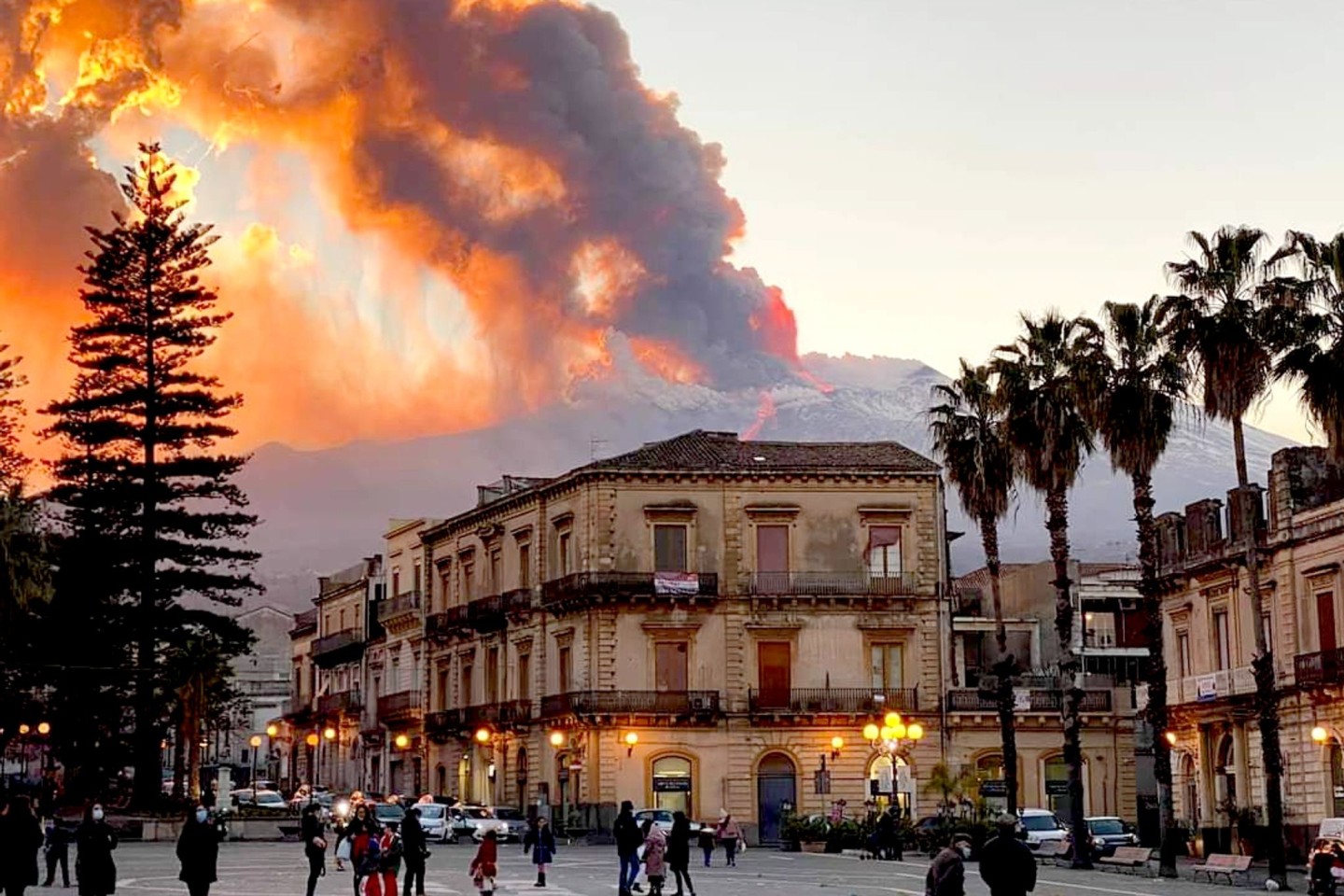 Der Vulkan Ätna in der Nähe von Catania spuckt Lava. Welche Auswirkungen die jüngsten Ausbrüche haben, wollen Kieler Forscher untersuchen.