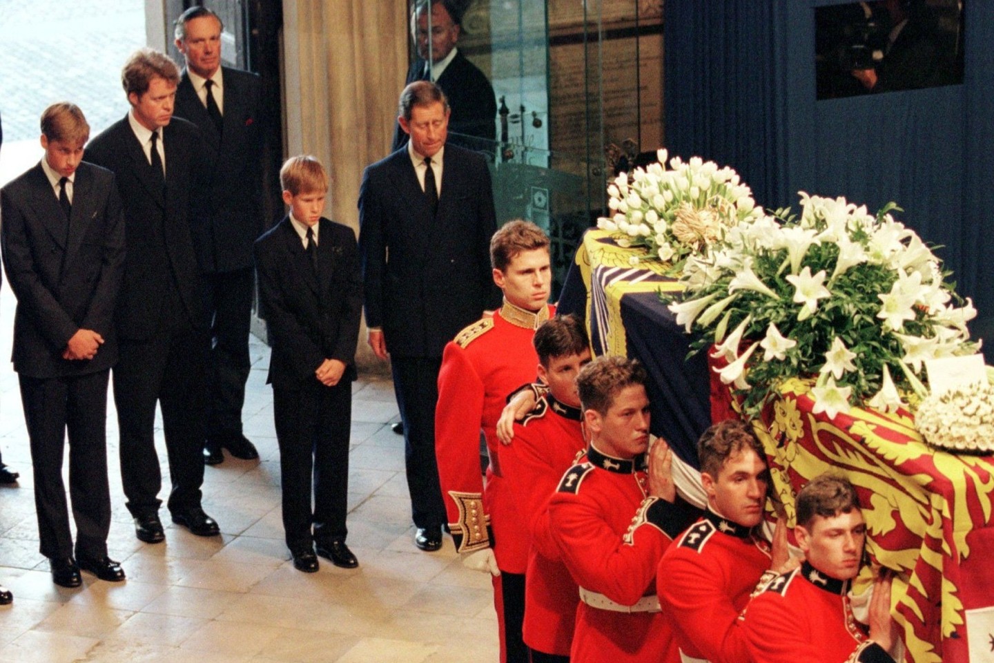 Prinz William (l-r), Dianas Bruder Charles Spencer, Prinz Harry und Prinz Charles stehen hinter dem Sarg von Prinzessin Diana auf dem Weg zur Trauerfeier in der Westminster Abtei.