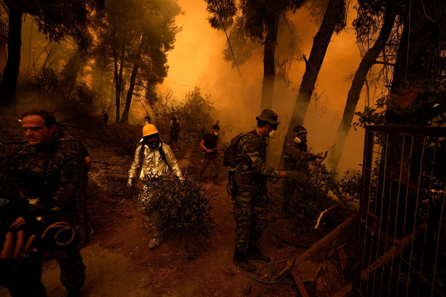 Helfer bekämpfen in der Nähe des Dorfes Pefki auf Euböa den Brand eines Waldstückes.