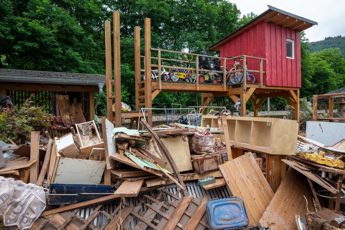 Zerstörtes Mobiliar nach der Hochwasserkatastrophe in Rheinland-Pfalz.