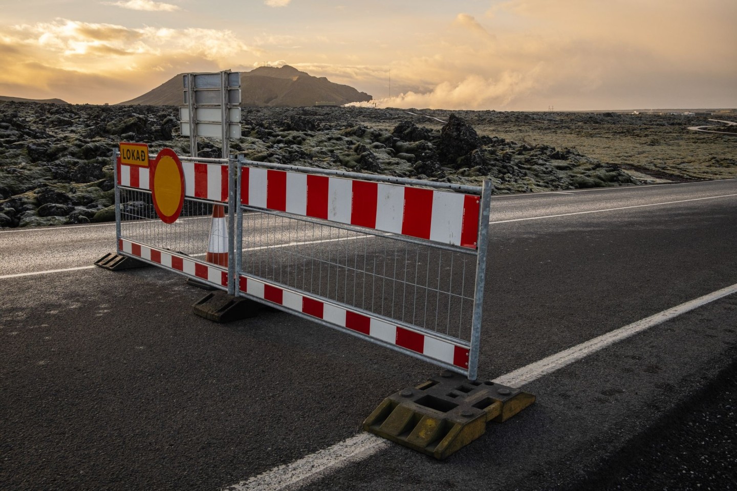 Die Zufahrtsstraße zur Blauen Lagune auf Island wurde bereits geschlossen, um Zwischenfälle in der Gegend im Falle eines möglichen Vulkanausbruchs zu vermeiden.