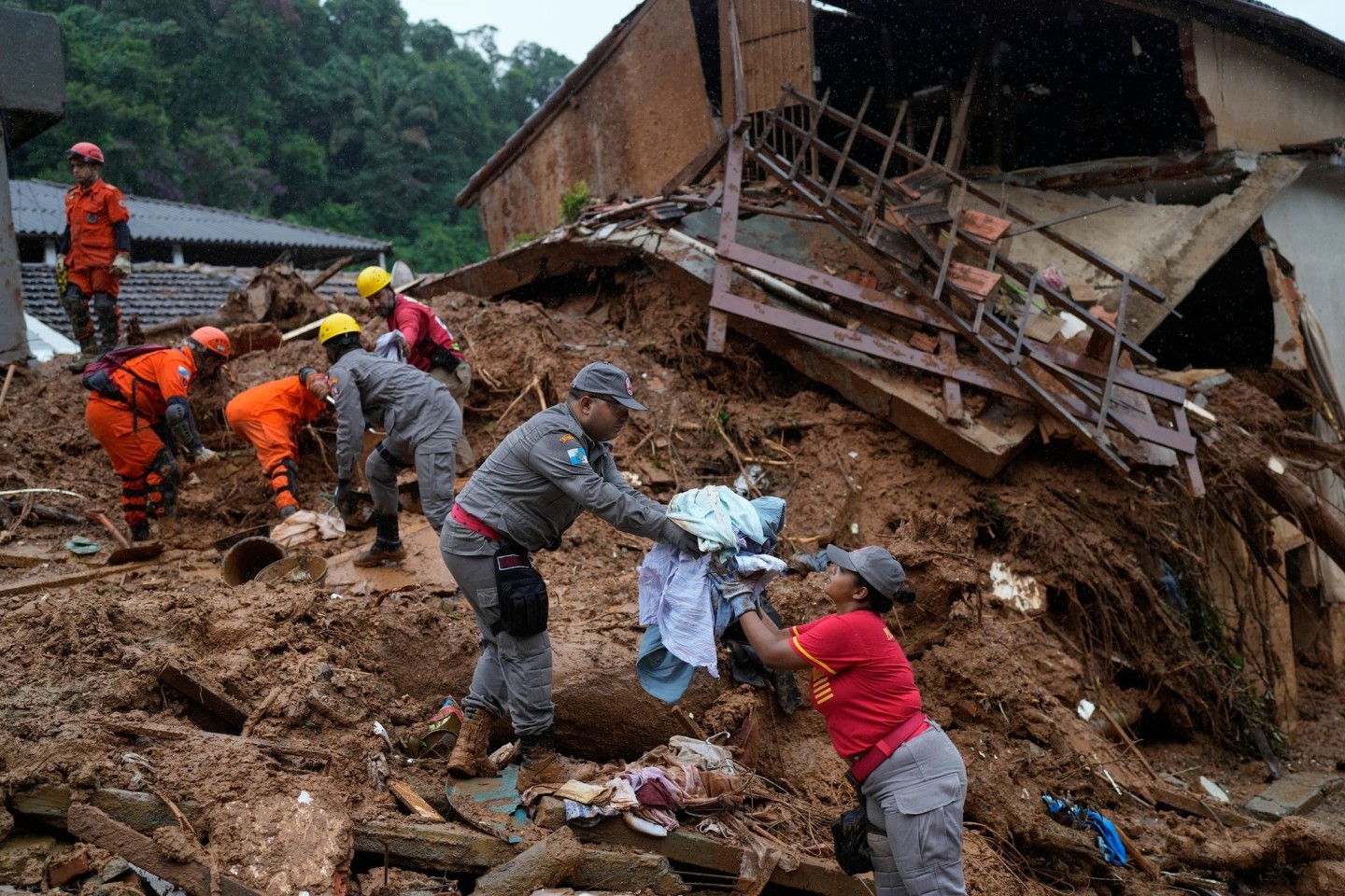 Rettungskräfte suchen nach Überlebenden und Opfern der tödlichen Schlammlawinen in Petrópolis.