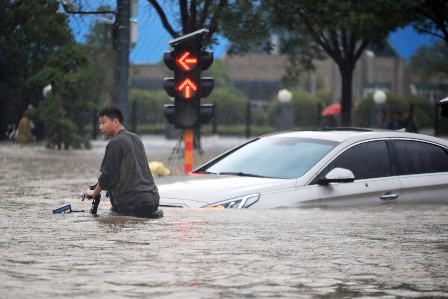 Überflutete Straße in Zhengzhou. Die chinesischen Behörden haben die Zahl der Todesopfer der Überschwemmungen deutlich angehoben.