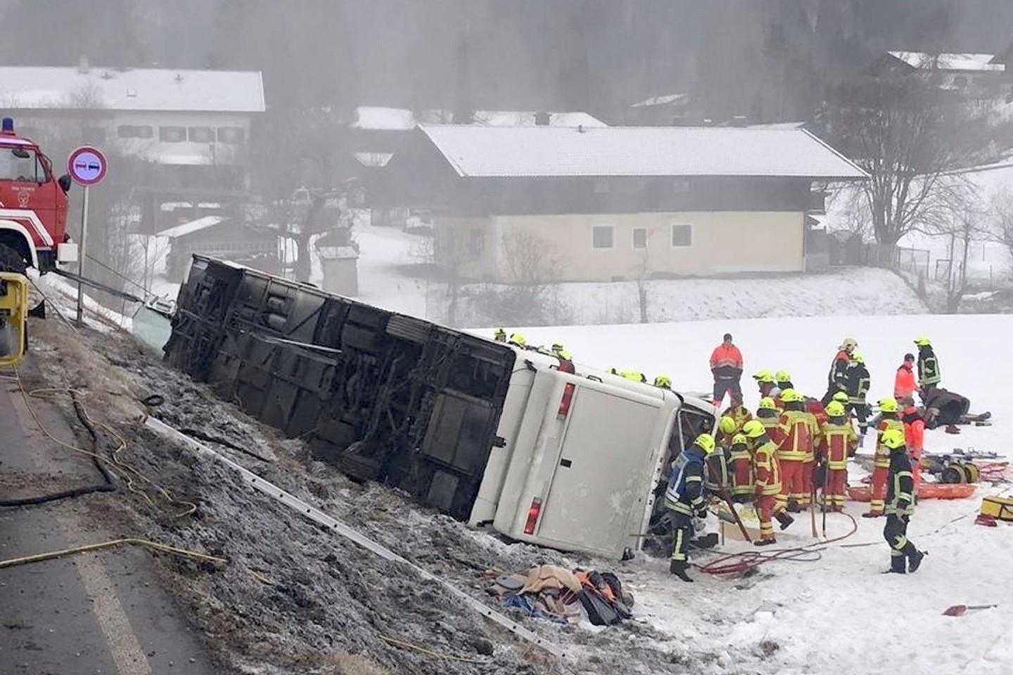 Der umgekippte Reisebus am Ortsausgang von Inzell. Bei dem Unfall sind Dutzende Menschen verletzt worden - elf davon schwer.