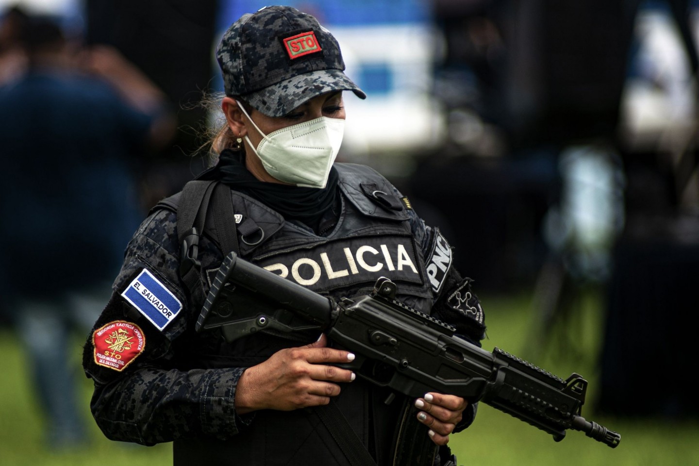 Eine Polizistin in El Salvador mit schwerem Geschütz. (Symbolbild)