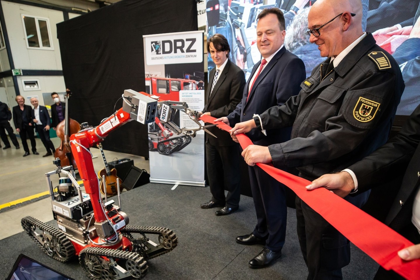 Ein Roboter schneidet zur Eröffnung des «Living Lab» des Deutschen Rettungsrobotik Zentrums ein rotes Band durch.