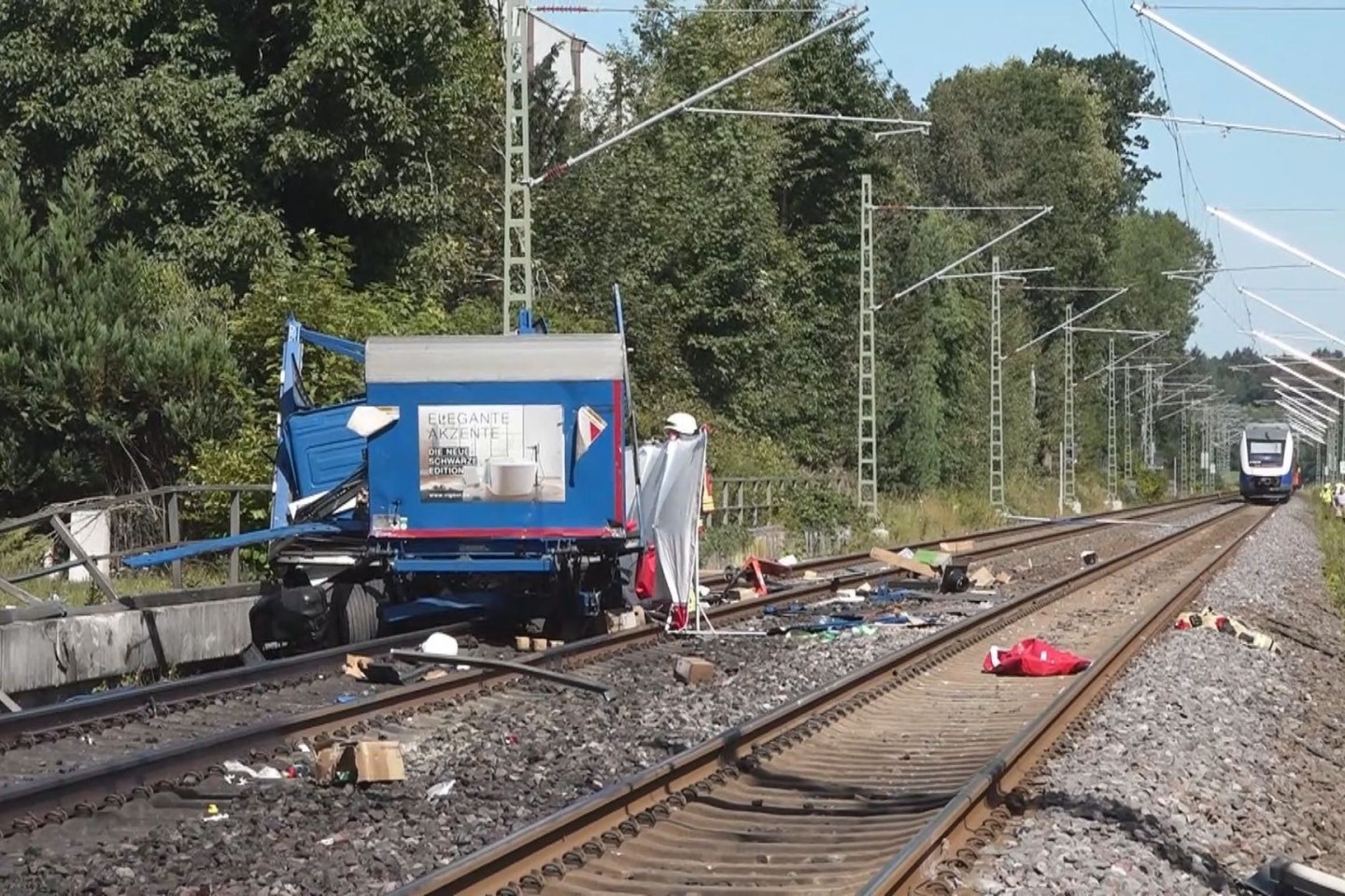 An einem Bahnübergang in Rastede ist ein Lastwagen von einem Zug erfasst worden.