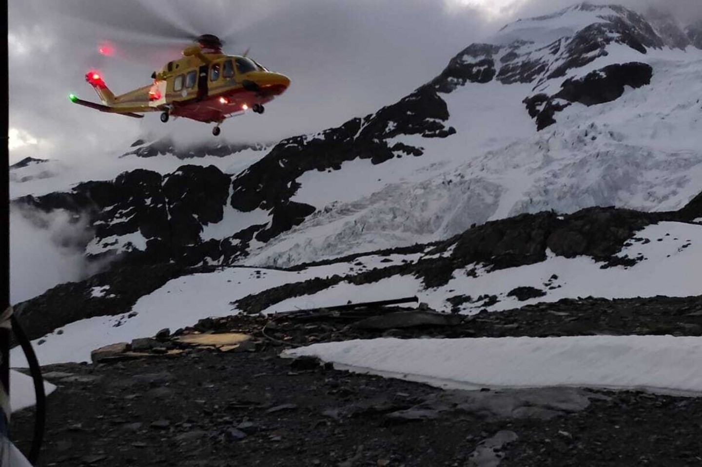 Hubschrauber der italienischen Bergwacht im Einsatz. Zwei Frauen sind in den Alpen auf mehr als 4000 Metern Höhe erfroren.