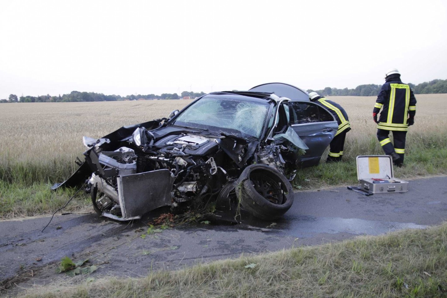 Bei einem Verkehrsunfall auf der Bundesstraße 96a zwischen Schildow und Schönfließ sind zwei Frauen ums Leben gekommen.