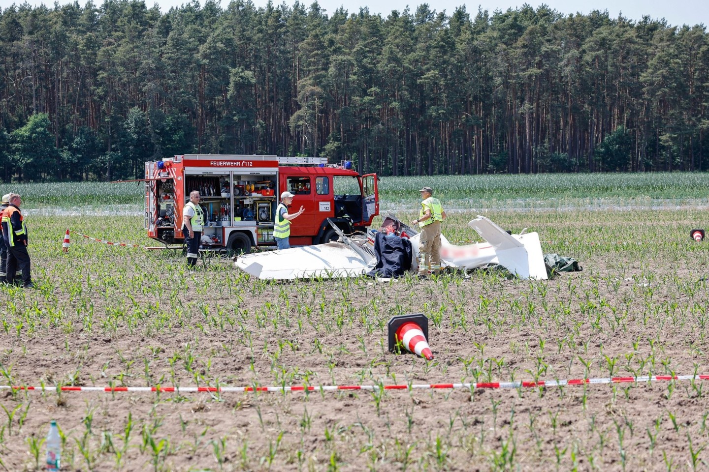 Die Trümmer eines Kleinflugzeug, das im Landeanflug auf den Flugplatz bei Gauchsdorf abgestürzt ist.
