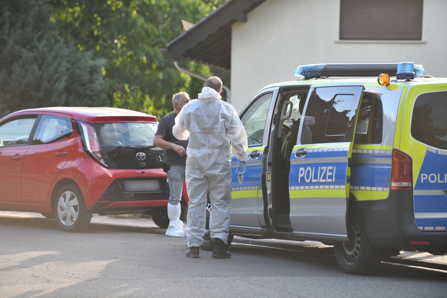 Einsatzkräfte der Polizei und Spurensicherung vor dem Tatort in Ottweiler.