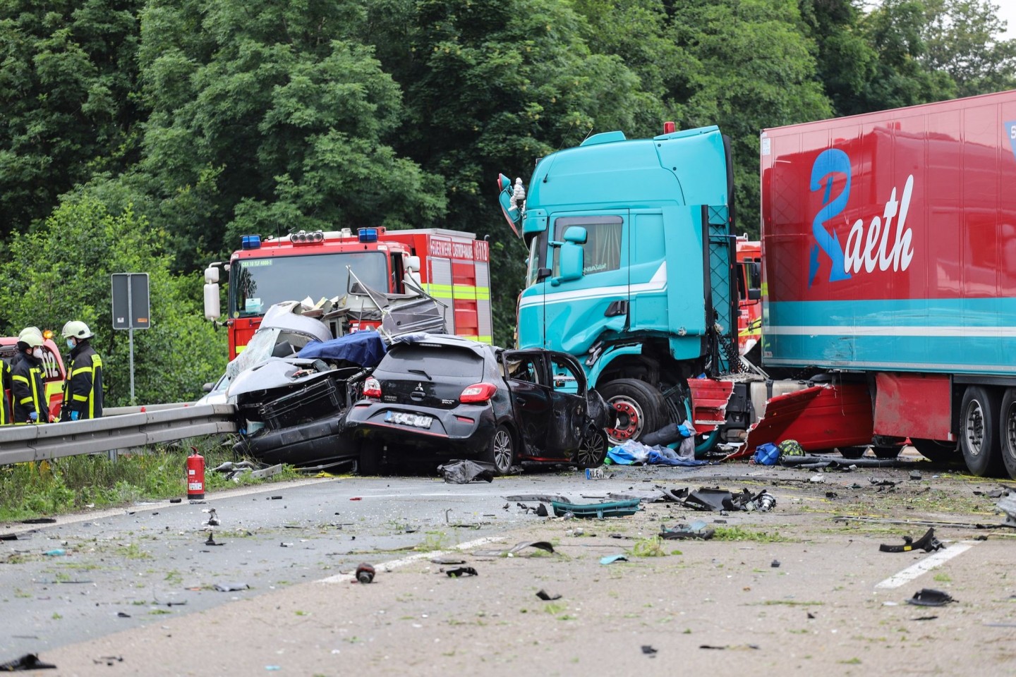 In den Unfall waren neben dem Lkw drei weitere Fahrzeuge verwickelt.