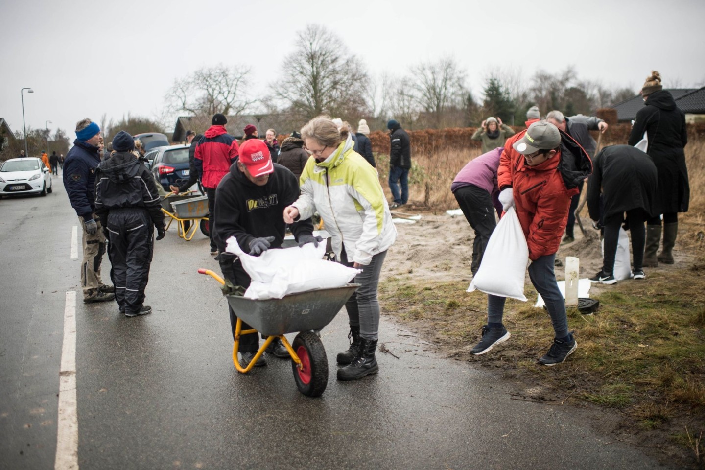 Im dänischen Odense füllen Bewohner Sandsäcke auf, um sich vor Sturm «Malik» zu schützen.