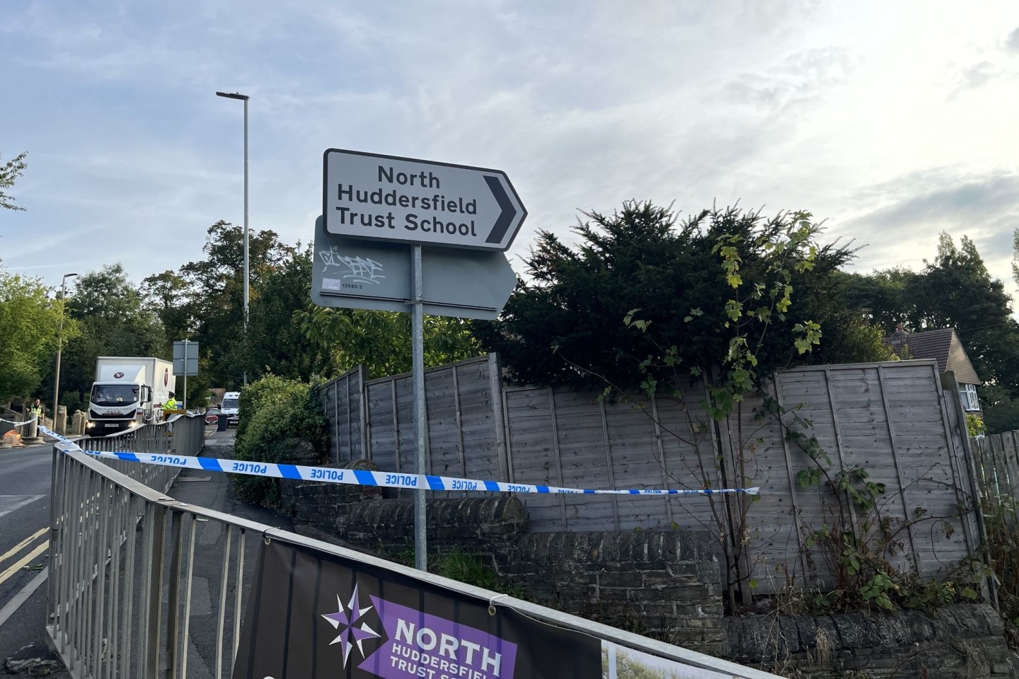 Polizeiabsperrung in der Nähe des Tatorts im britischen Huddersfield, wo ein 15-jähriger Junge direkt vor der Schule erstochen wurde.