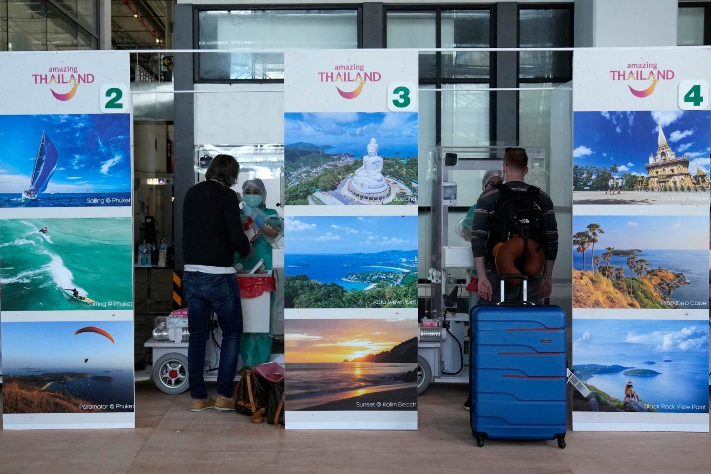 Eine erste Gruppe von Touristen wird nach der Ankunft am Phuket International Airport auf Corona getestet.