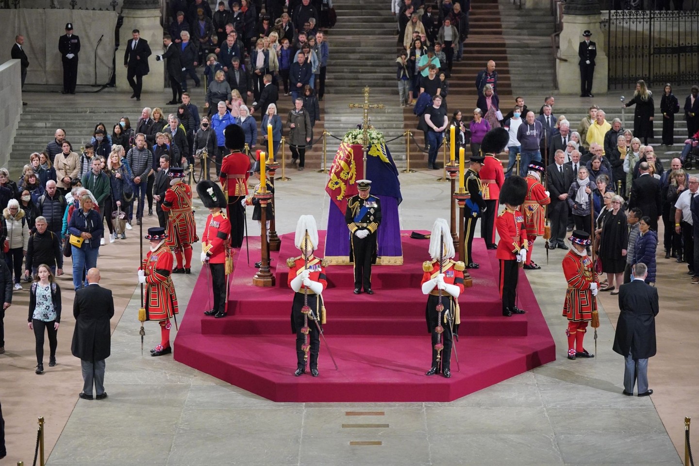 Königin Elizabeth II. ruht derzeit in der Londoner Westminster Hall.