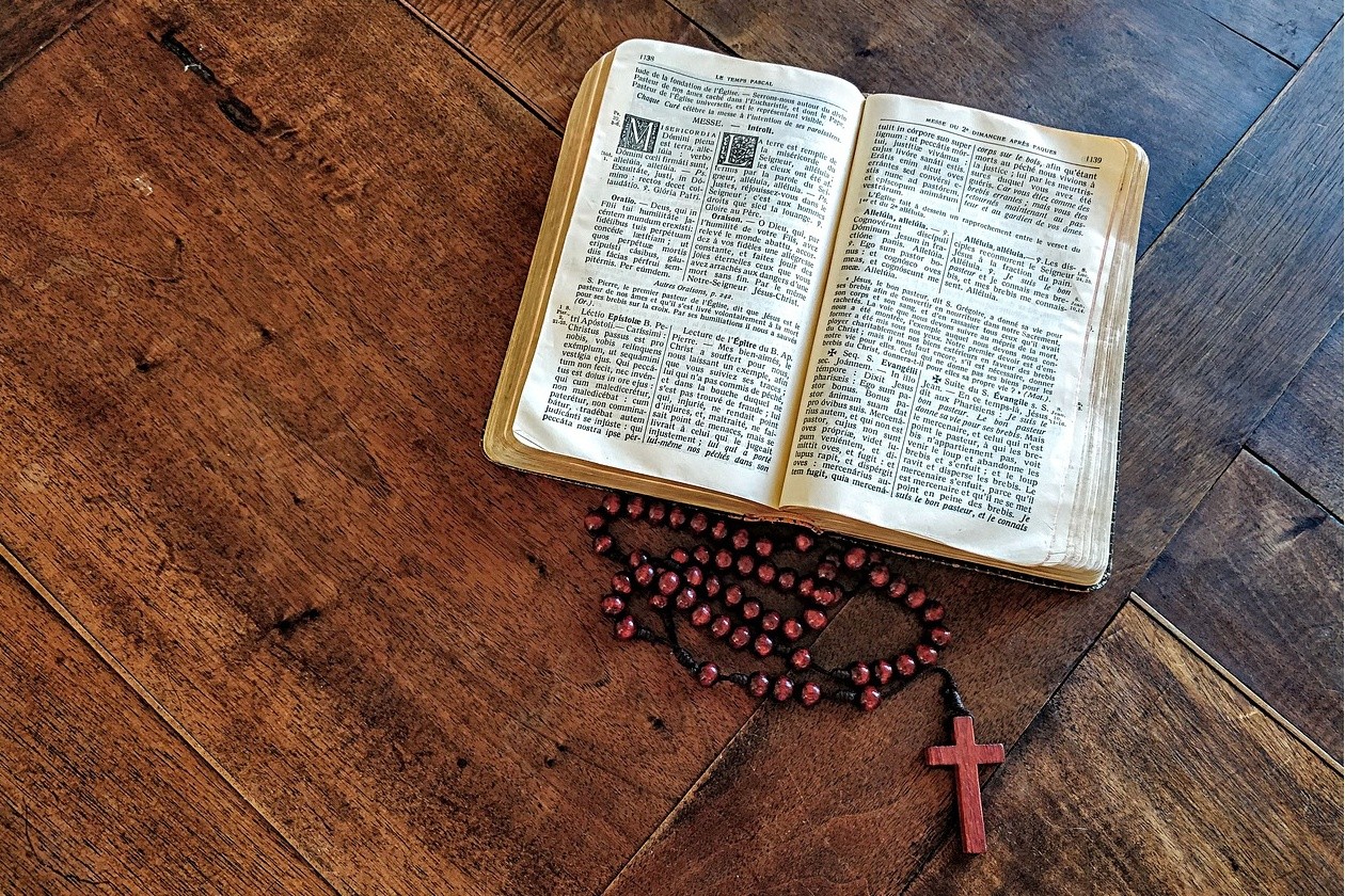Rosenkranz und Bibel ©pixabay.com